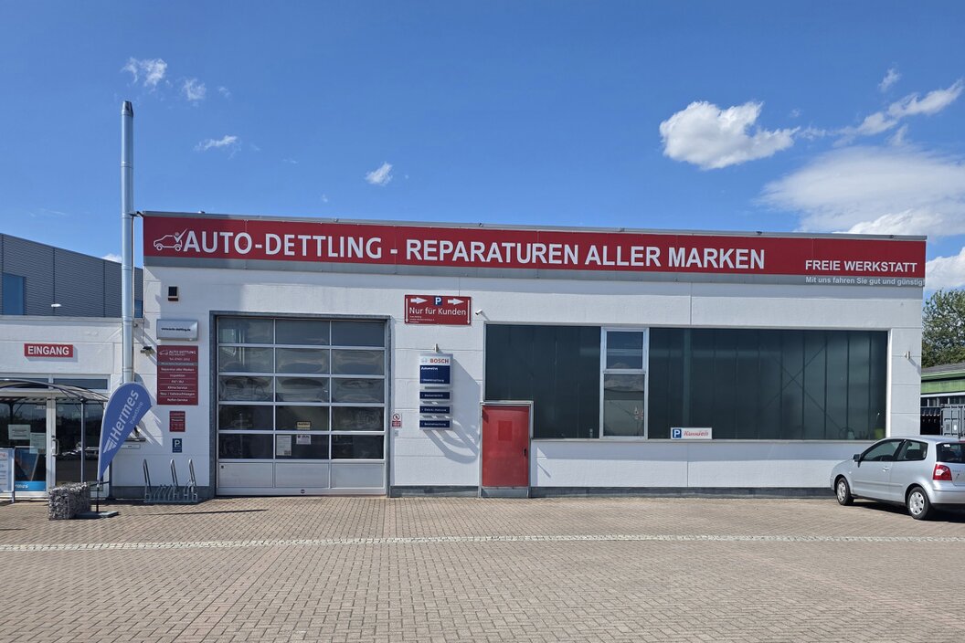 Kunden parken vor einer Werkstatt mit eBike-Center