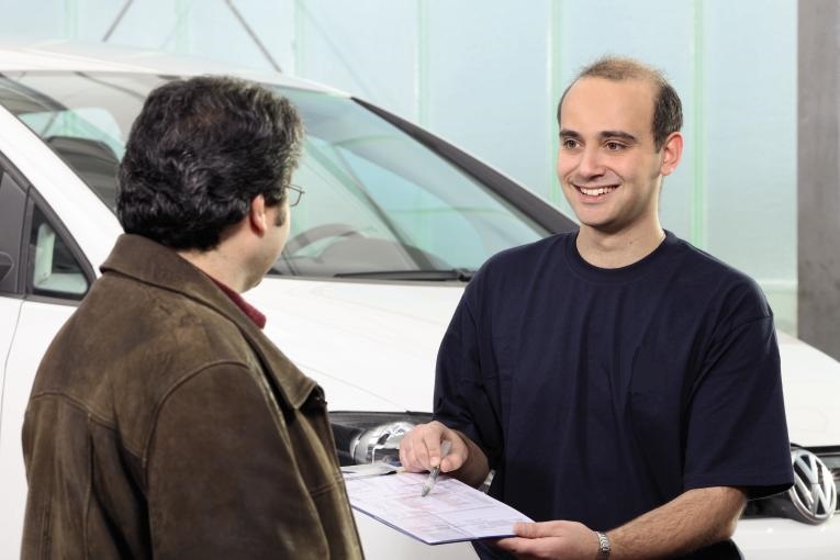 Mitarbeiterin am Empfang in einem Autohaus