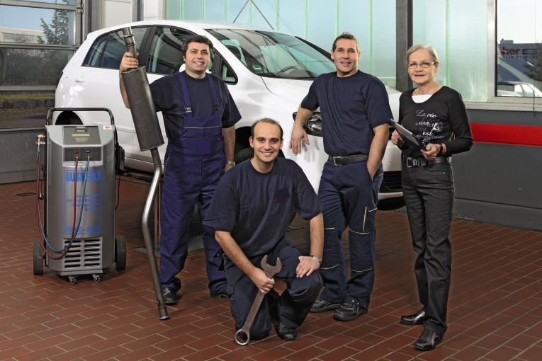 Kfz-Mechaniker arbeitet an einem Fahrzeug auf der Hebebühne