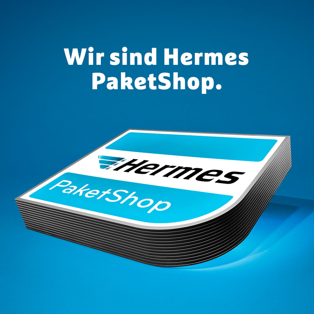 Mitarbeiterin nimmt ein Paket an einem Paketshop-Schalter entgegen