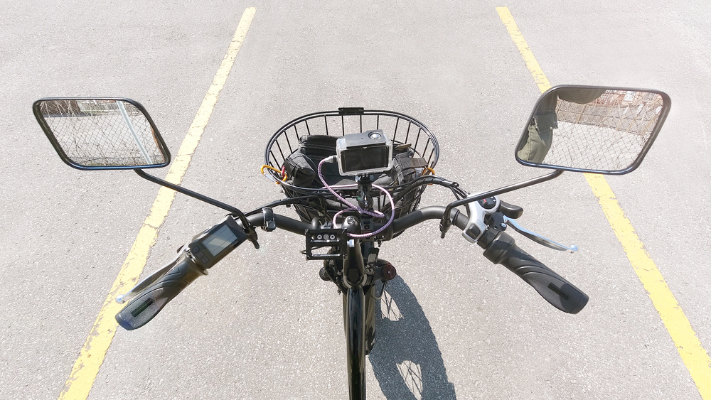 Kundin probiert ein eBike im Showroom aus