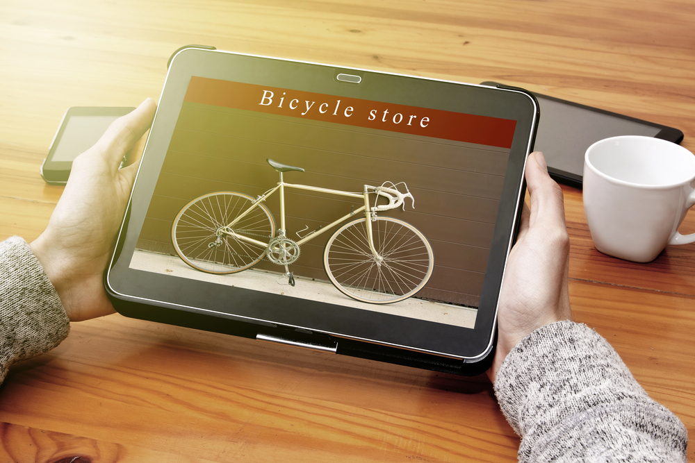 eBike-Zubehör wie Helme, Schlösser und Beleuchtung im Regal